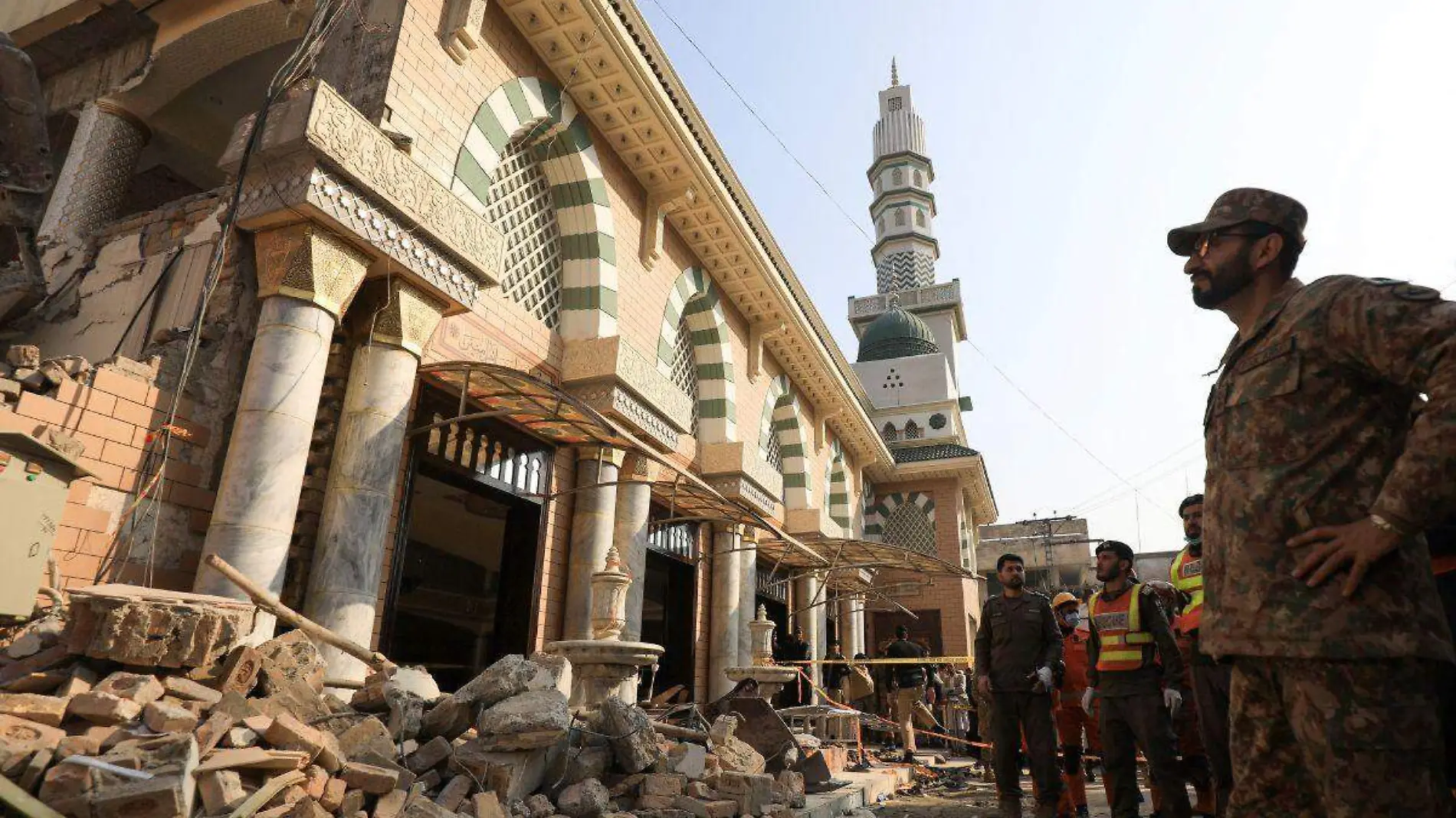 Atentado contra la Policía en una mezquita en Pakistán deja cien muertos